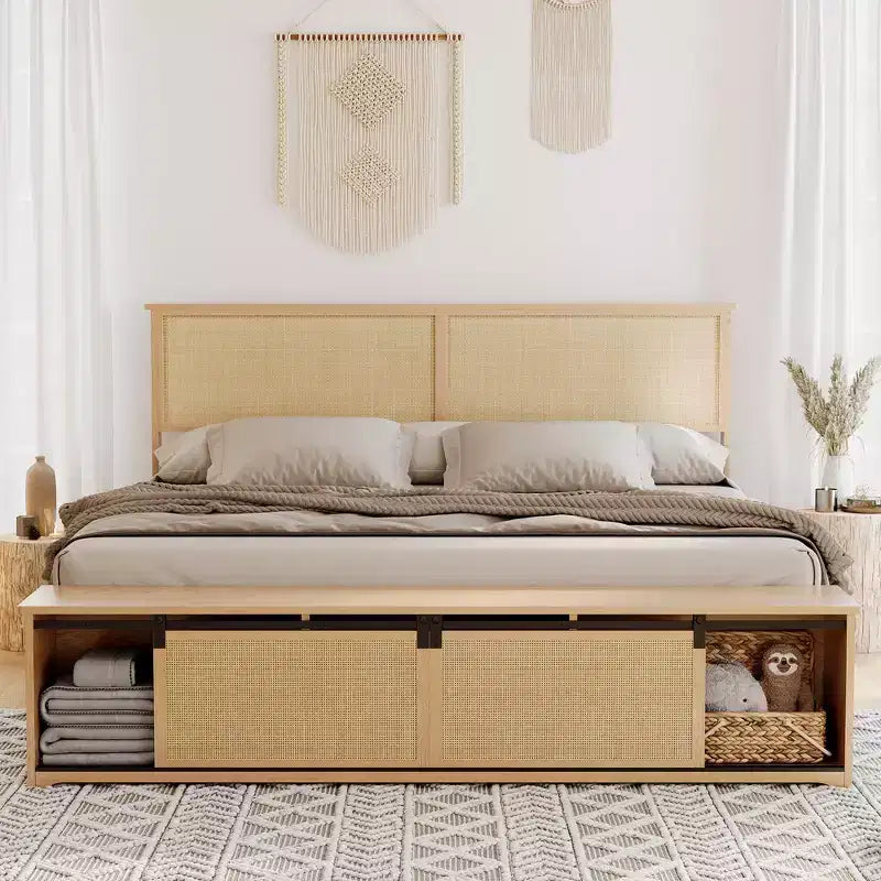 Letto a Piattaforma King Size in Rattan Naturale con Armadietti Scorrevole con Ante a Fienile e Testiera con Luci LED, Letto in Legno in Stile Bohémien, Nessuna Rete a Molle Necessaria