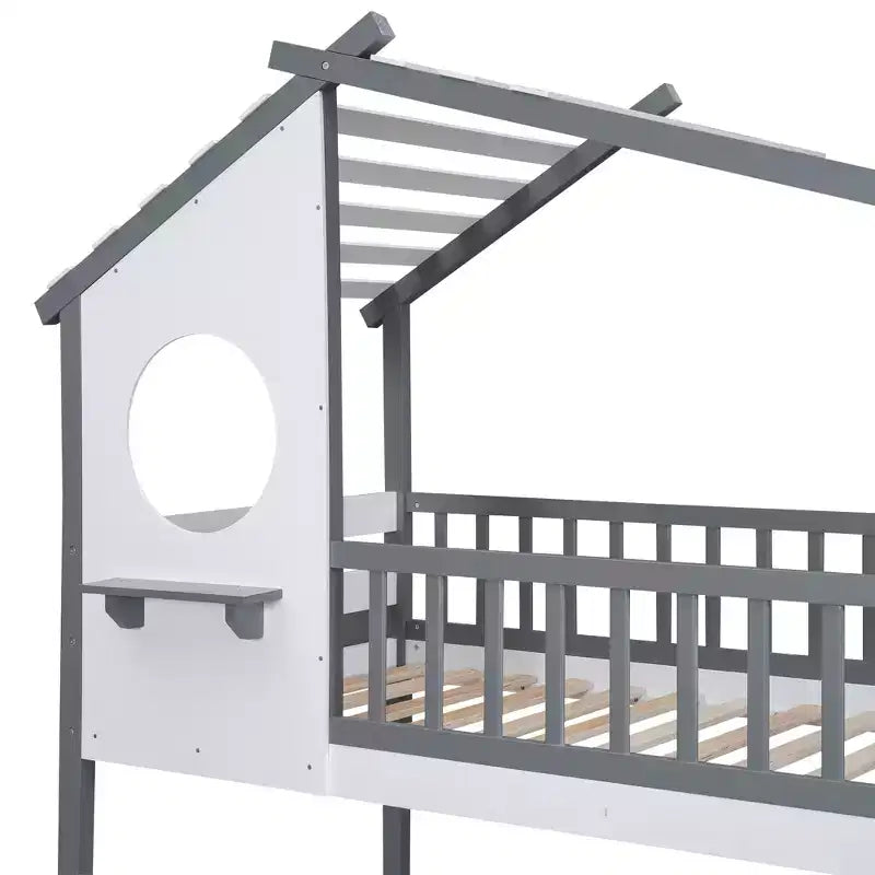 Letto a castello doppio con tetto, finestra e scaletta -