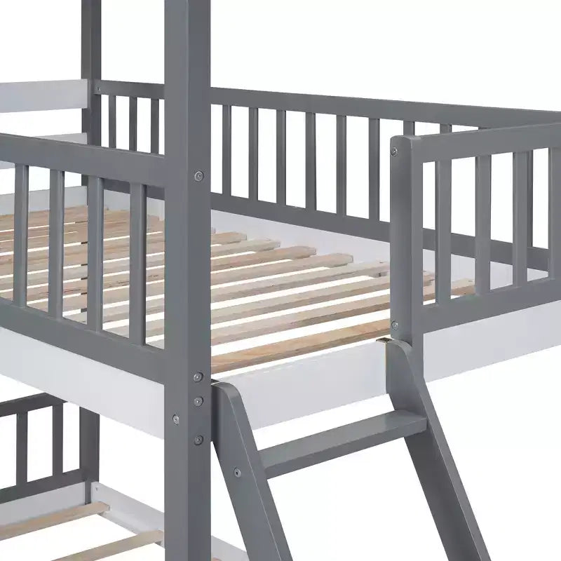 Letto a castello doppio con tetto, finestra e scaletta -